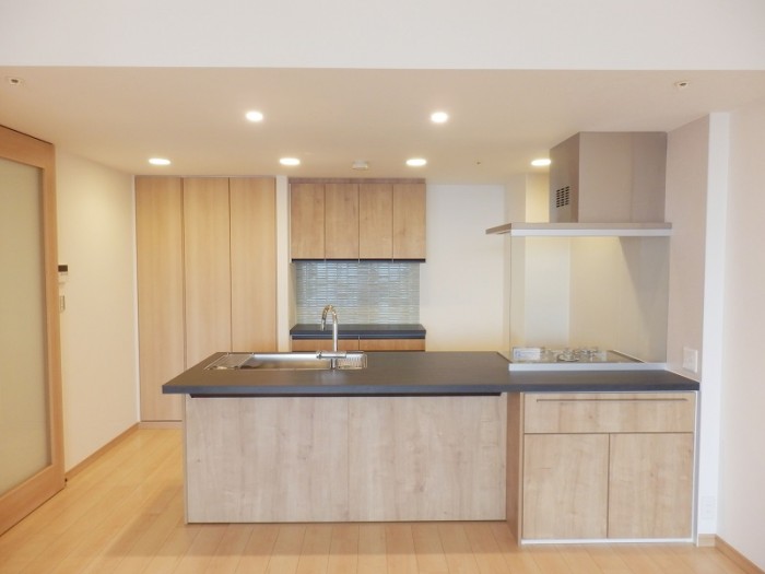 開放的で美しいオープンキッチンに